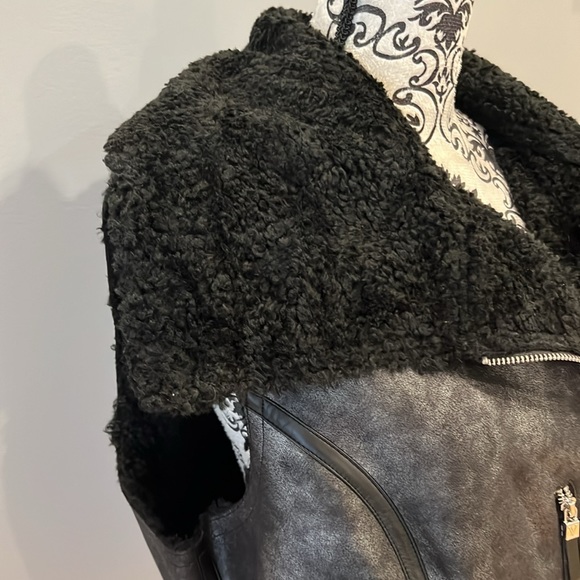 Faux black/silver leather vest with Sherpa style lining - Picture 4 of 5